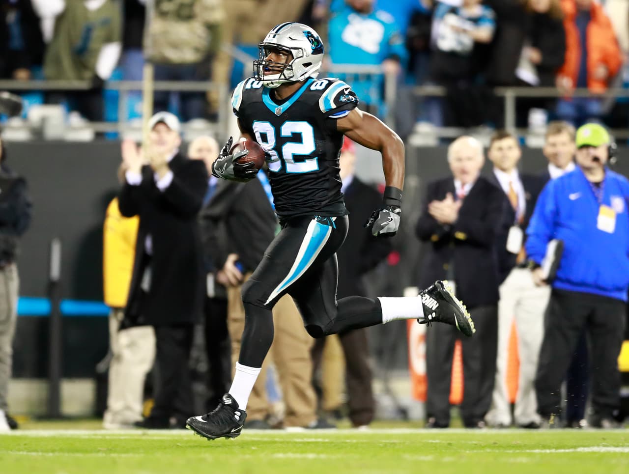 Chris Manhertz (82) recibió el pase de McCafrey, que fue de 50 yardas. McCaffrey es el tercer jugador con un TD por pase, por carrera y recepción esta campaña junto con Tarik Cohen y Emmanuel Sanders.