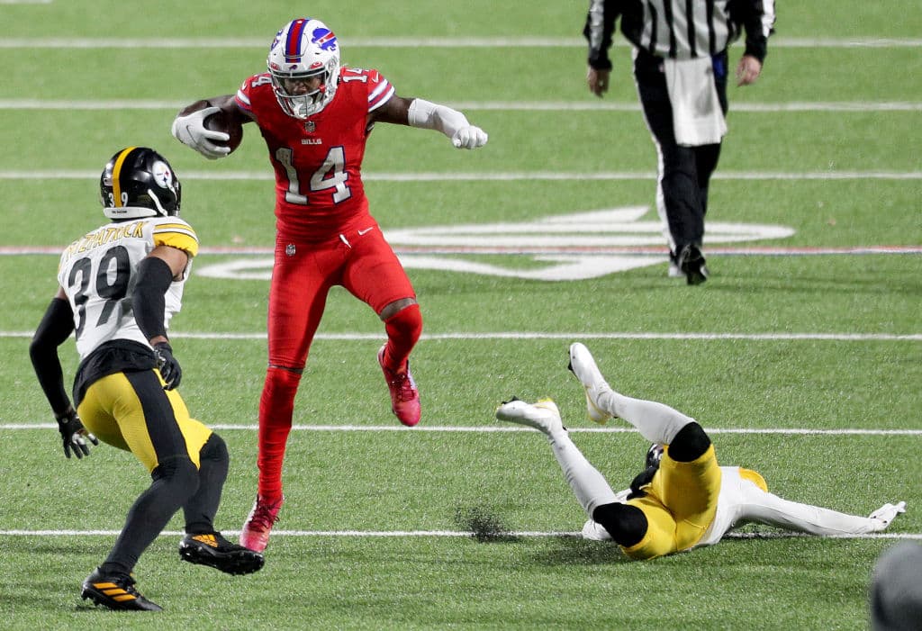 Steffon Diggs brilla con una anotación y 130 yardas por aire en la victoria 15-26 de los Bills sobre los Steelers.