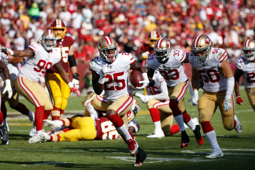 El mariscal de campo el novato de San Francisco, C.J. Beathard, lanzó 19 de 36 pases para 245 yardas con un pase de touchdown y una interceptación.