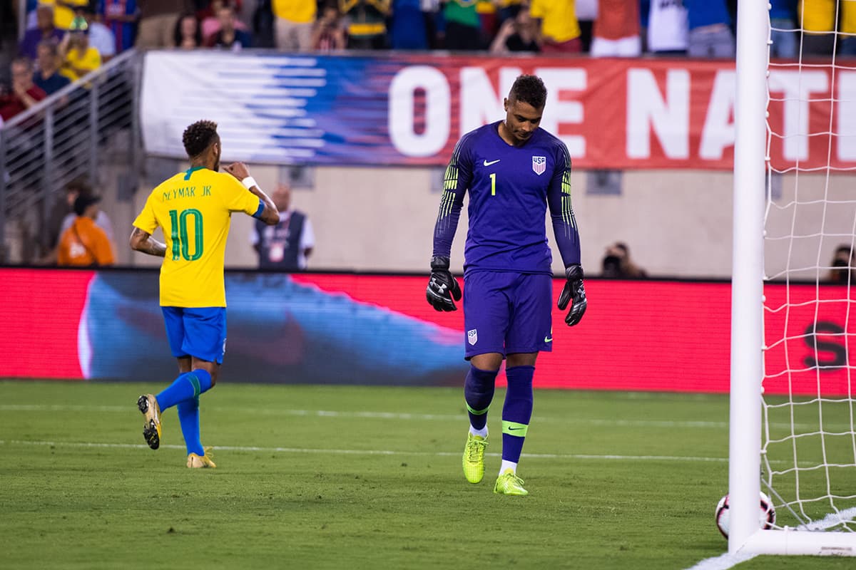 Mientras Neymar celebra su gol (izquierda), el arquero Zack Steffen de los Estados Unidos se lamentaba (derecha).