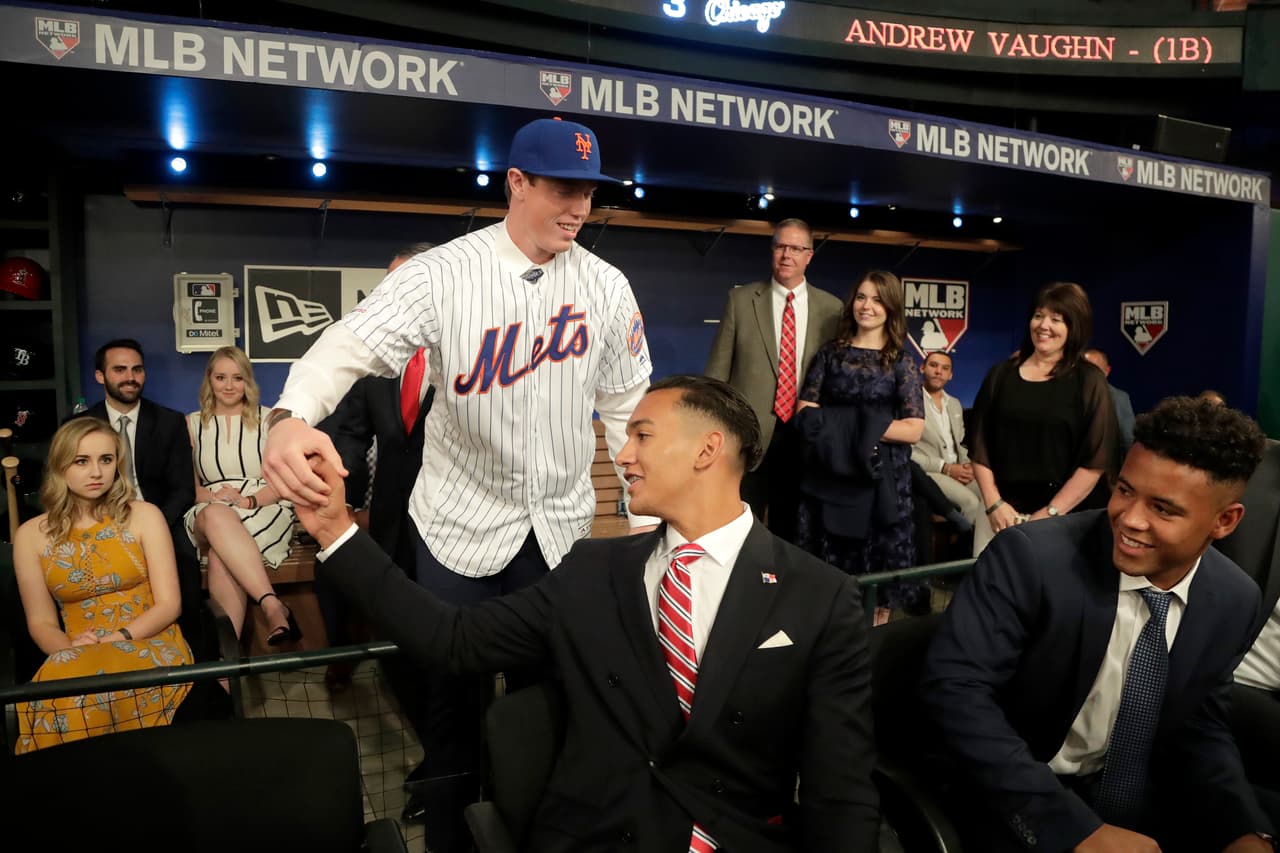 Un momento de felicidad y nerviosismo al mismo tiempo. Brett Baty,saluda a otros jugadores que son prospectos y que esperan el llamado.