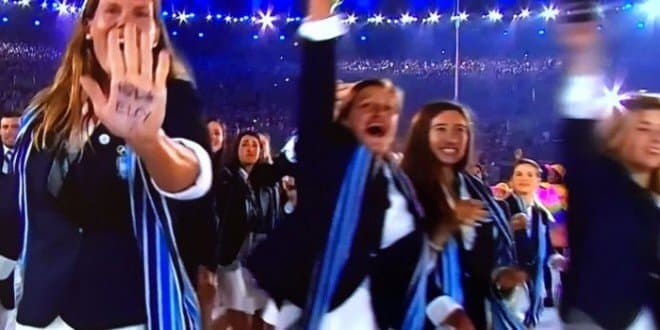 La ceremonia de los Juegos Olímpicos número XXXII de la historia comenzaron con fuegos artificiales, que fueron seguidos por la ilustración de varios atletas que en color blanco se encontraban realizando entrenamientos de forma aislada y los memes no tardaron en aparecer.