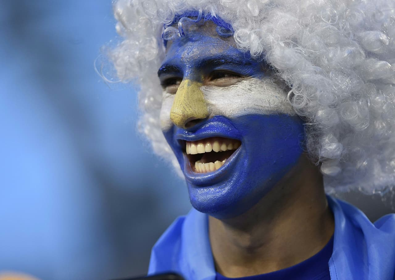 Un seguidor de la selección de Argentina espera el comienzo del partido ante Panamá.