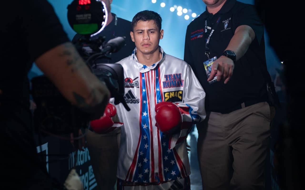 Murodjon Akhmadaliev sorprendió a Daniel Román al arrebatarle los cetros mundiales supergallo AMB Y FIB.