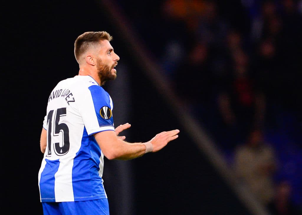 Inicia el partido y Darder y Melendo del Espanyol le dan oprtunidad a Víctor Sánchez para tirar fuera del área.