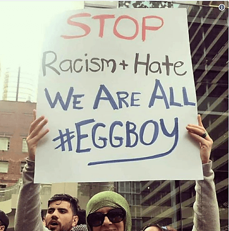 Sin embargo, para muchos otros Connolly se ha convertido en una especia de héroe popular quien salió a defender derechos que se consideran básicos en Australia como la diversidad, la inclusión y la inmigración. Esta pancarta reza: "Alto al racismo y al odio. Todos somos Egg Boy".