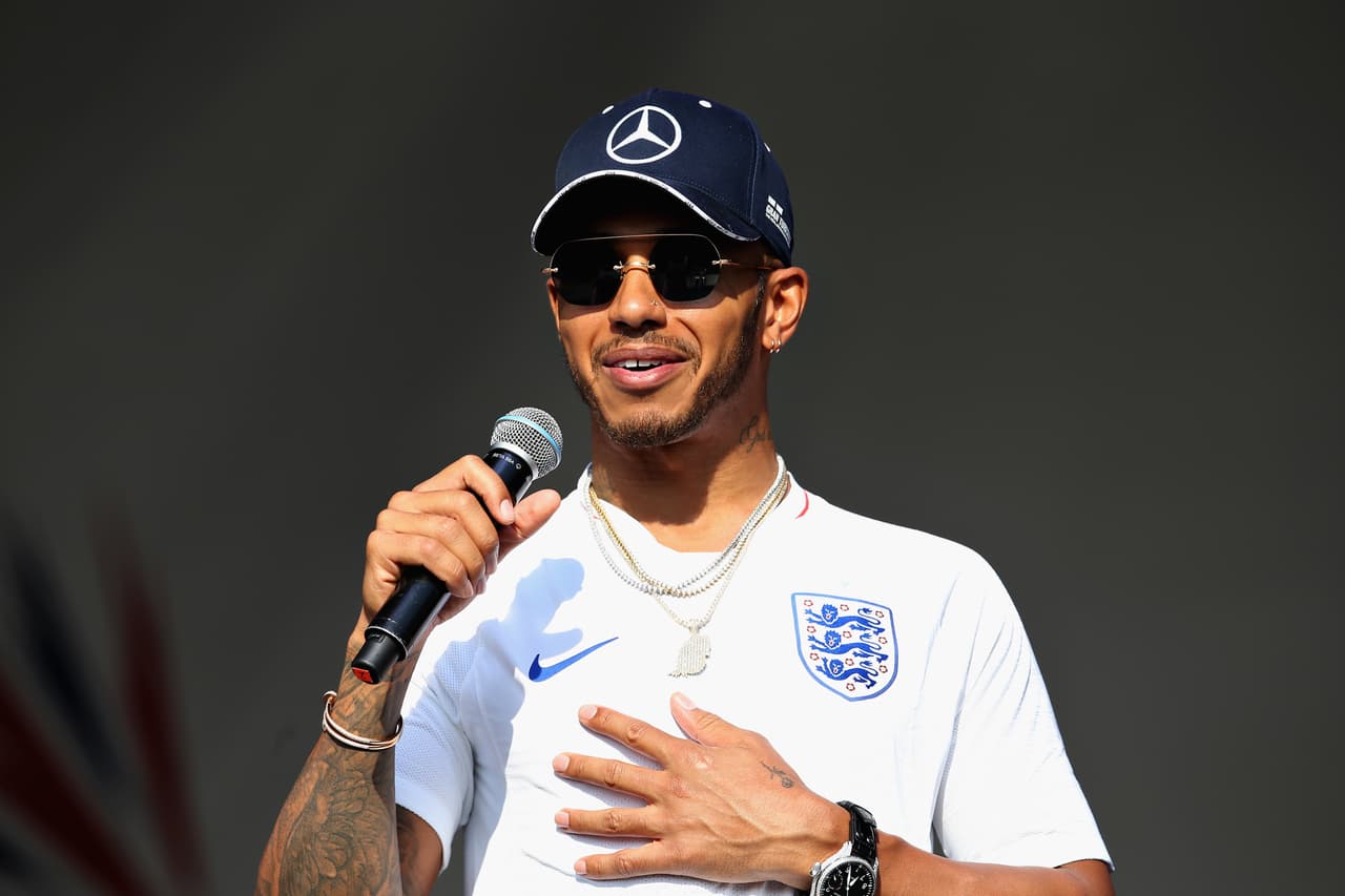 Con la camiseta de la selección de fútbol de Inglaterra, semifinalista del Mundial de Rusia, se presentó ante los fanáticos el piloto local Lewis Hamilton, del equipo Mercedes.