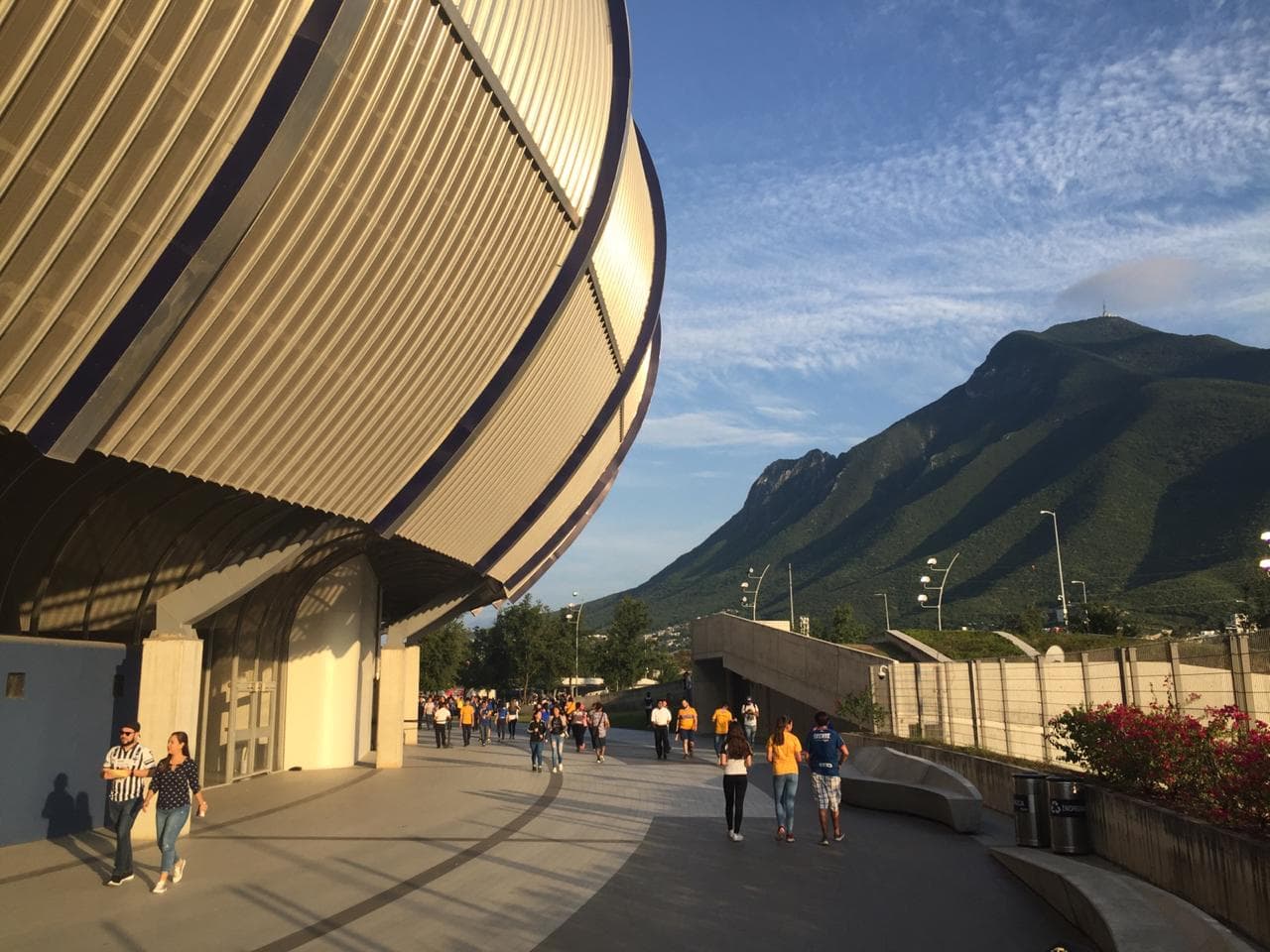 Así se vivió el ambiente dentro y fuera del Estadio BBVA previo al arranque de la Final de la Liga MX en el juego de Vuelta en el que se sabrá si Rayadas o Tigres se coronan en la Liga MX Femenil. Un marco esplendoroso se vivió con dos aficiones muy conectadas.