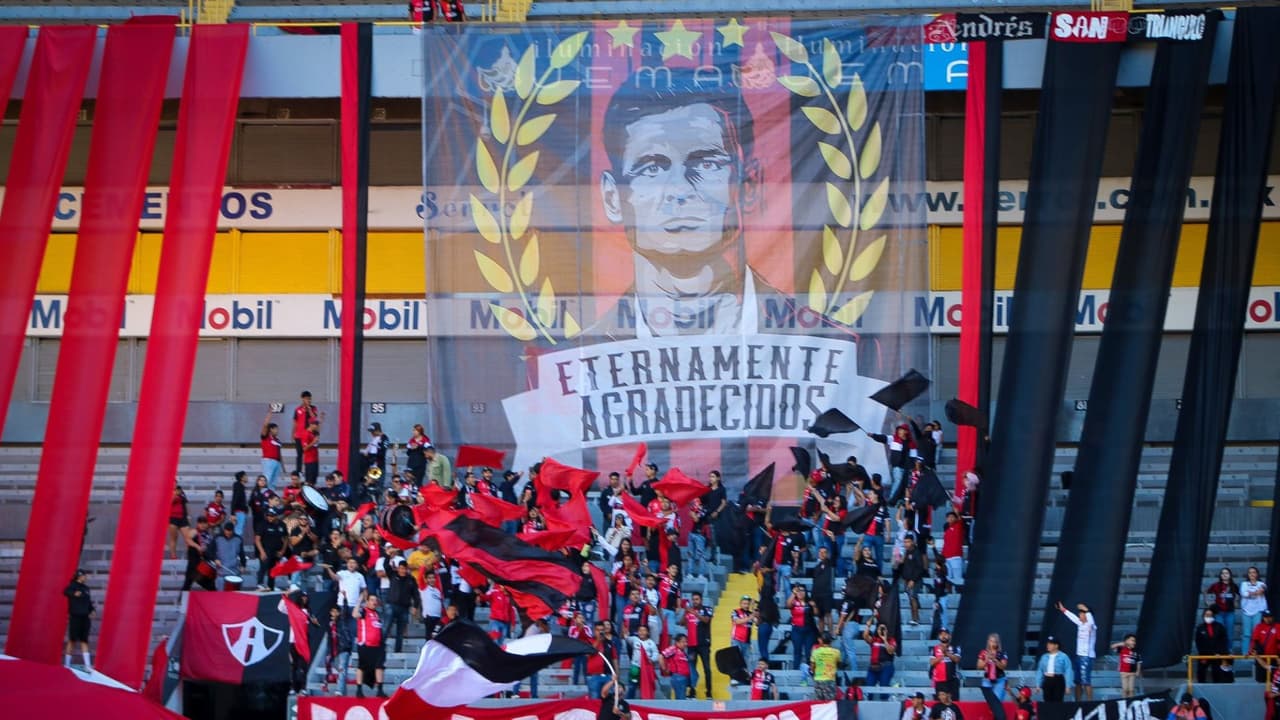 Atlas presume tifo para despedir a Diego Cocca
