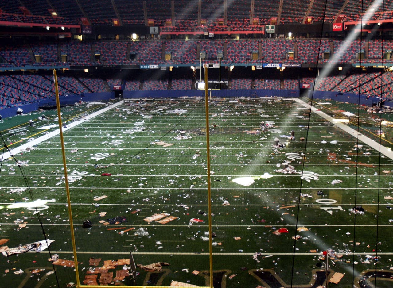 <b>Consecuencias</b>
<br>Enormes rayos de luz solar impactan el campo de juego del Superdome en Nueva Orleans el viernes 2 de septiembre de 2005. El domo aparece lleno de escombros después de servir como refugio para las víctimas del Huracán Katrina. La luz se filtraba a través de agujeros en la cúpula. Una enorme presencia militar llegó a la ciudad, para restablecer el orden y trayendo con ellos la comida y el agua para alimentar a los miles de damnificados.