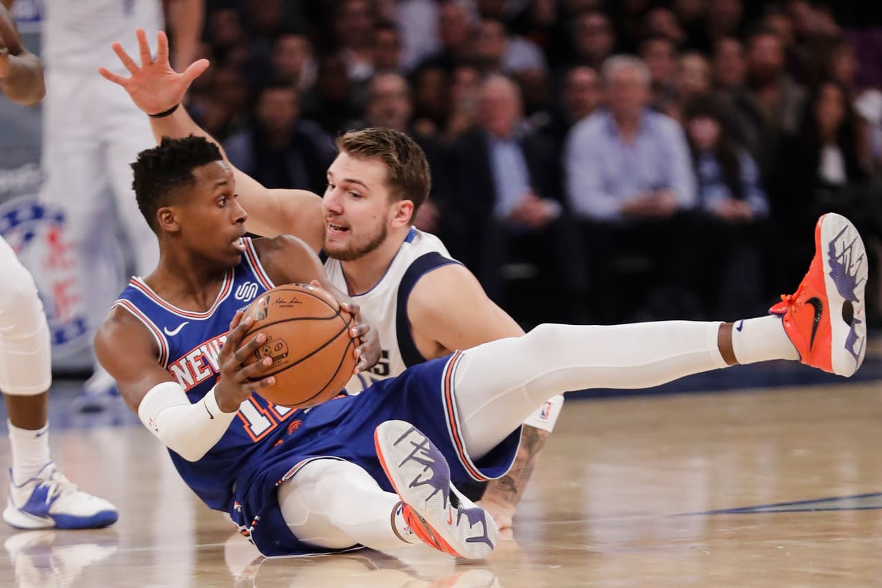 Dallas Mavericks 103-106 NY Knicks. Luka Doncic gana el balón y se queda con el control del juego ante la impotencia de Frank Ntilikina.