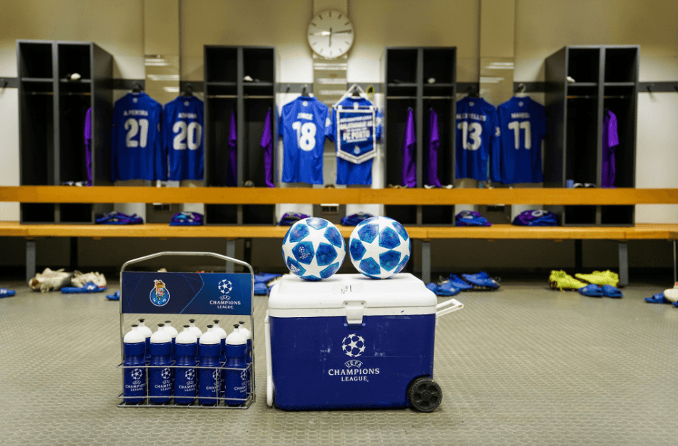 Mientras que el Porto se puso su segundo uniforme completamente azul al ser visitante.