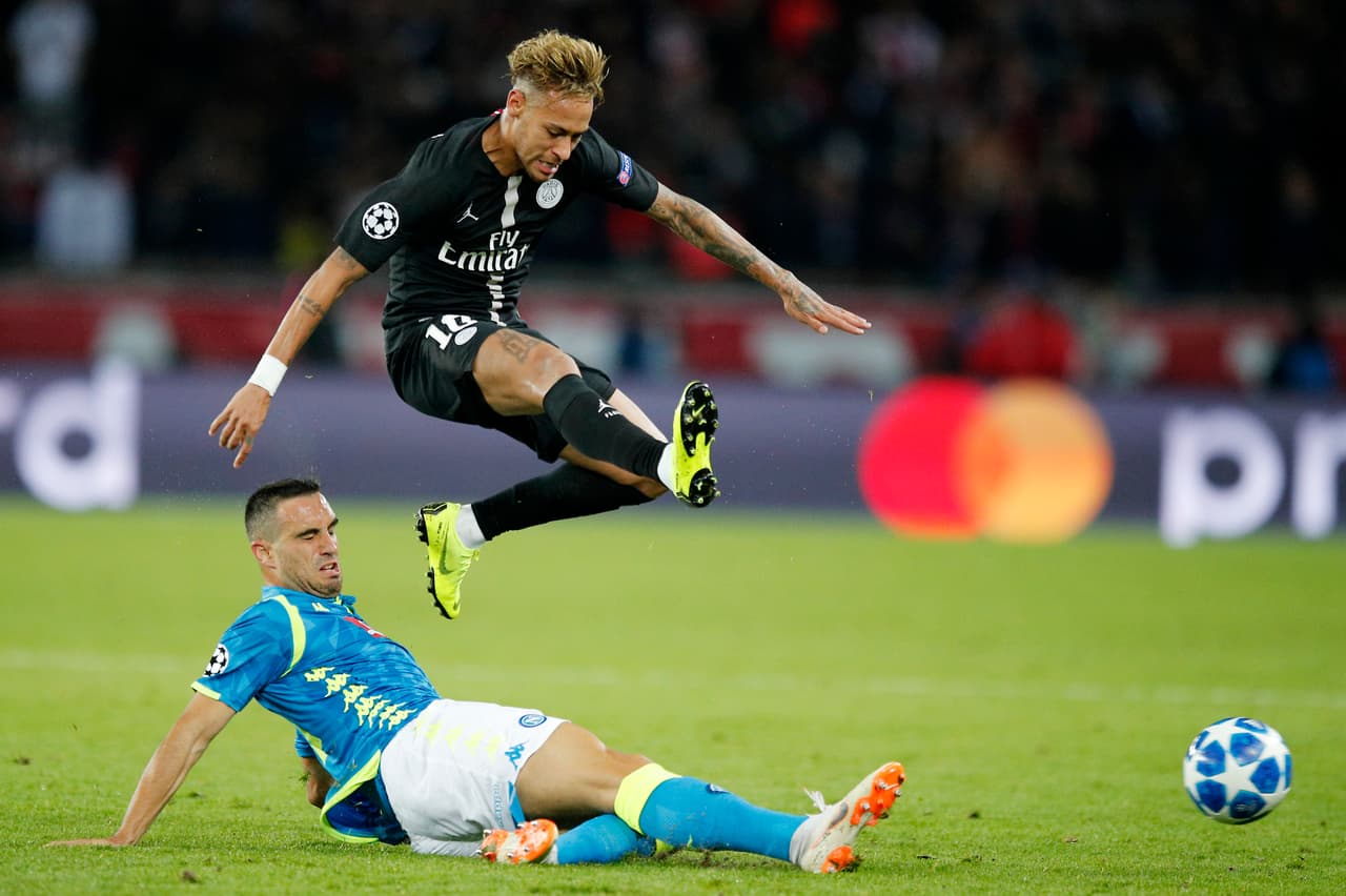 A sabiendas de la peligrosidad de Neymar en campo abierto, las barridas como esta no se hicieron esperar sobre el astro brasileño del PSG, para evitar sus escapadas venenosas.