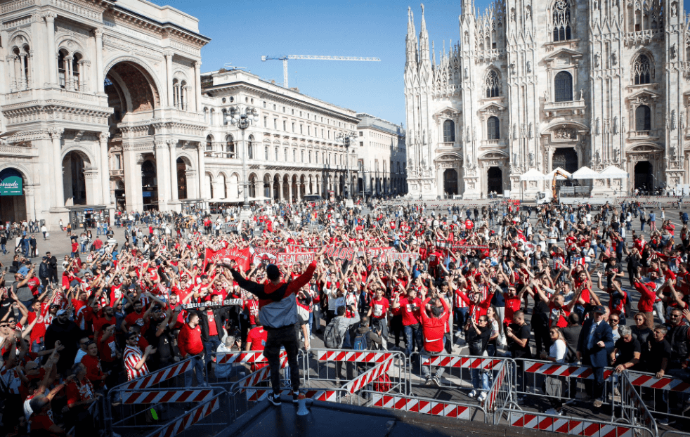 Cientos de ellos acompañaron el club de El Pireo en esta aventura europea. De allí salieron rumbo al San Siro.