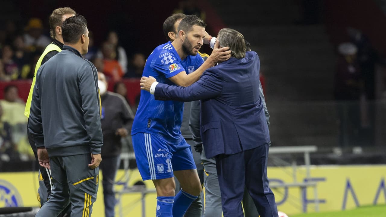 Gignac celebra su gol con beso a Miguel Herrera