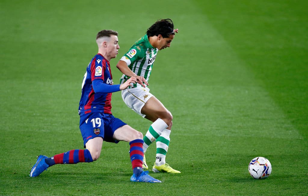Fekir (70’) y Jiménez (75’) marcaron los tantos que definieron el cotejo. Lainez salió al 66’ y Guardado participó todo el encuentro. En sus siguientes compromisos, Betis visitará al Elche y Levante recibirá al Huesca.