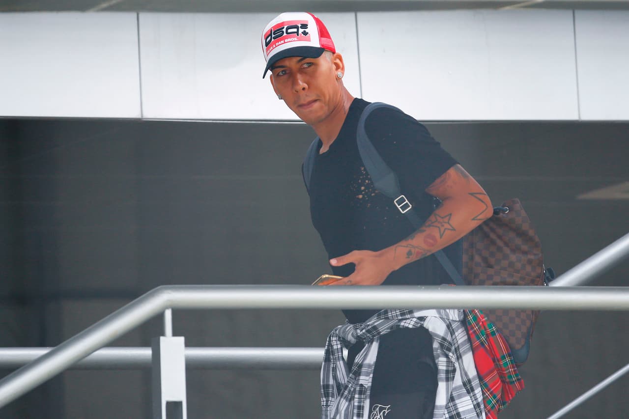 Así como Roberto Firmino, que buscaba distraerse en su celular.