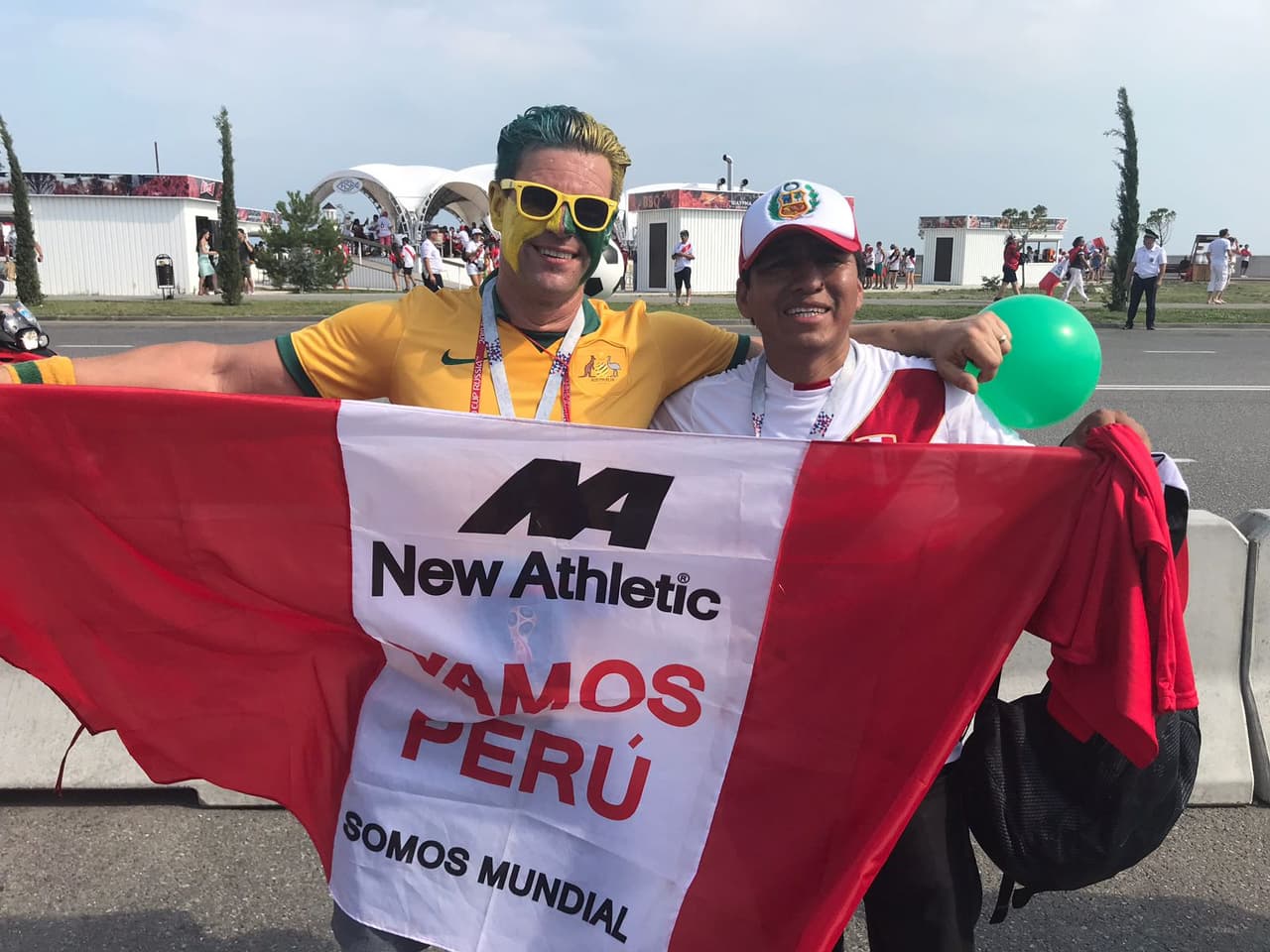 Los hinchas peruanos y australianos viven con emociones distintas su último duelo por el grupo C del Mundial, unos con la nostalgia de la despedida y los otros con la ilusión de aún llegar a octavos.