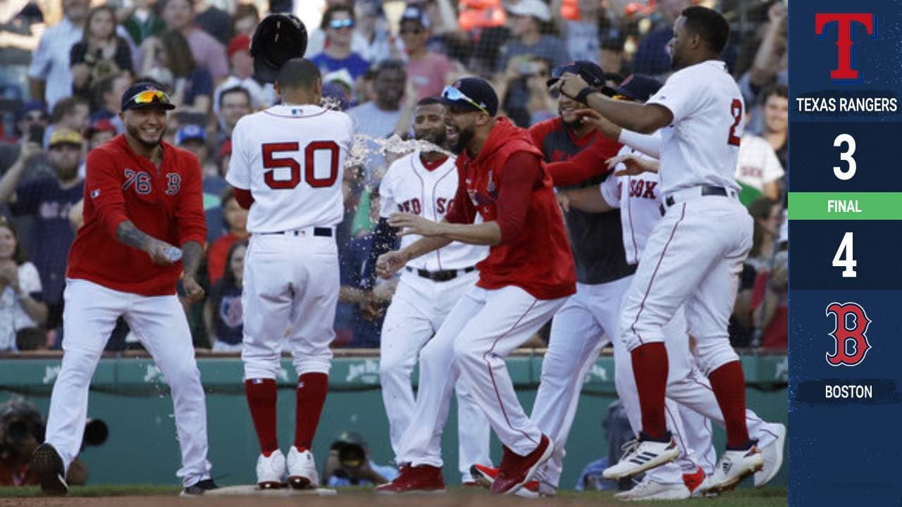 Mookie Betts recibió una base por bolas con la casa llena en el noveno inning, para que los Boston Red Sox superaran el miércoles 4-3 a los Texas Rangers.