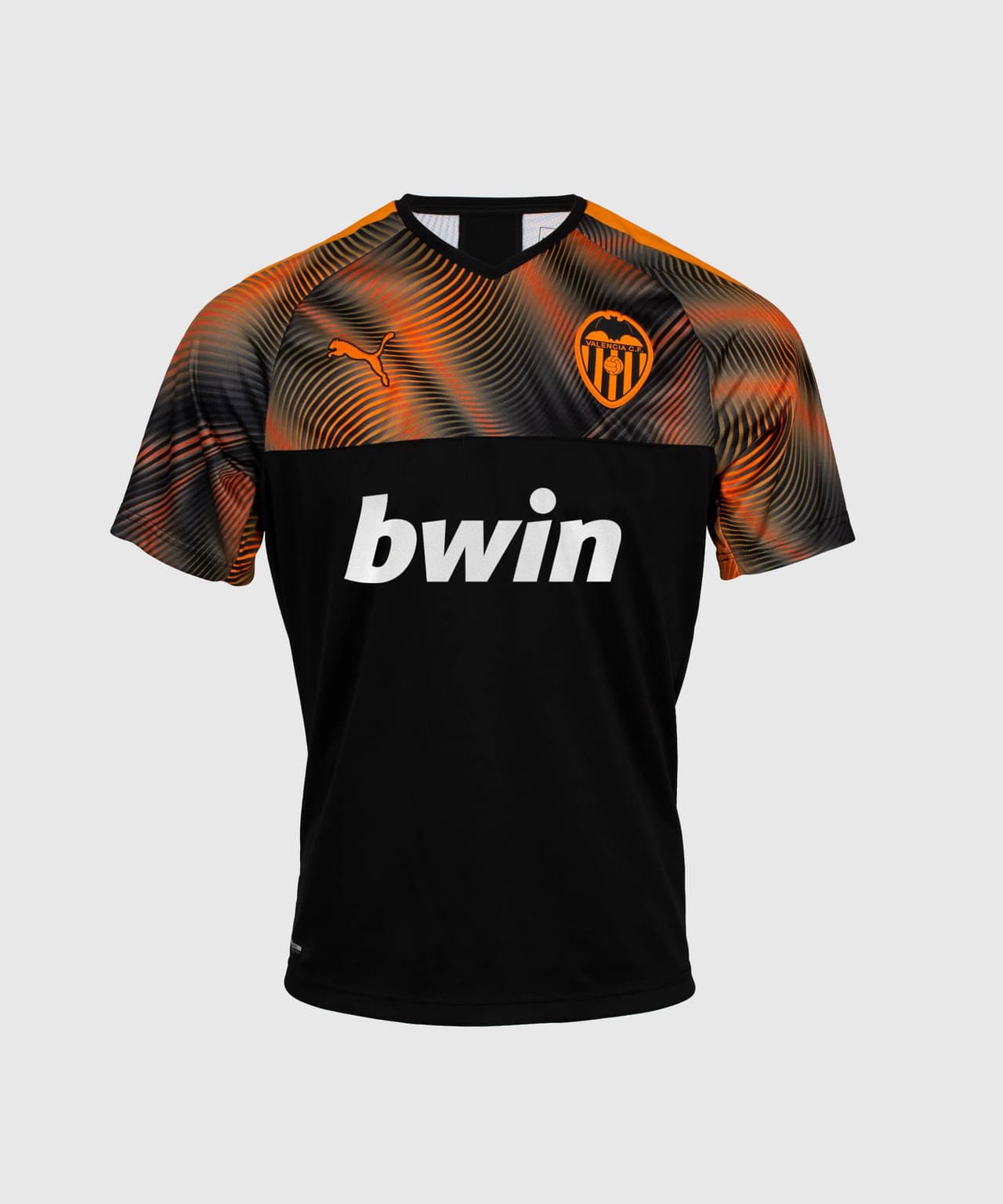 El Valencia C.F. ahora vestirá con Puma después de dejar su contrato con Adidas. Las nuevas prendas del equipo valenciano destacan por sus detalles naranja y negro. Sin duda, una gran manera de regresar a la UEFA Champions League.