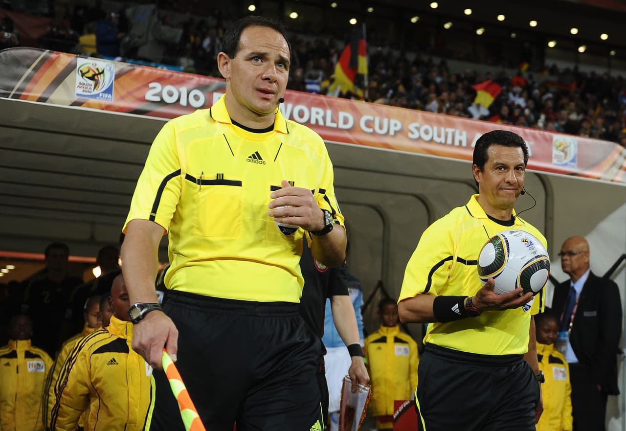 El mexicano Benito Archundia (derecha) fue el juez central del partido entre Alemania y Uruguay por el tercer lugar en el Mundial de Sudáfrica 2010.