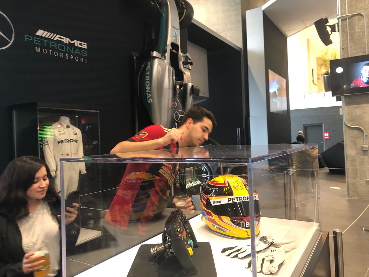 Las vitrinas tuvieron múltiples accesorios deportivos para el interés de los seguidores del deporte.