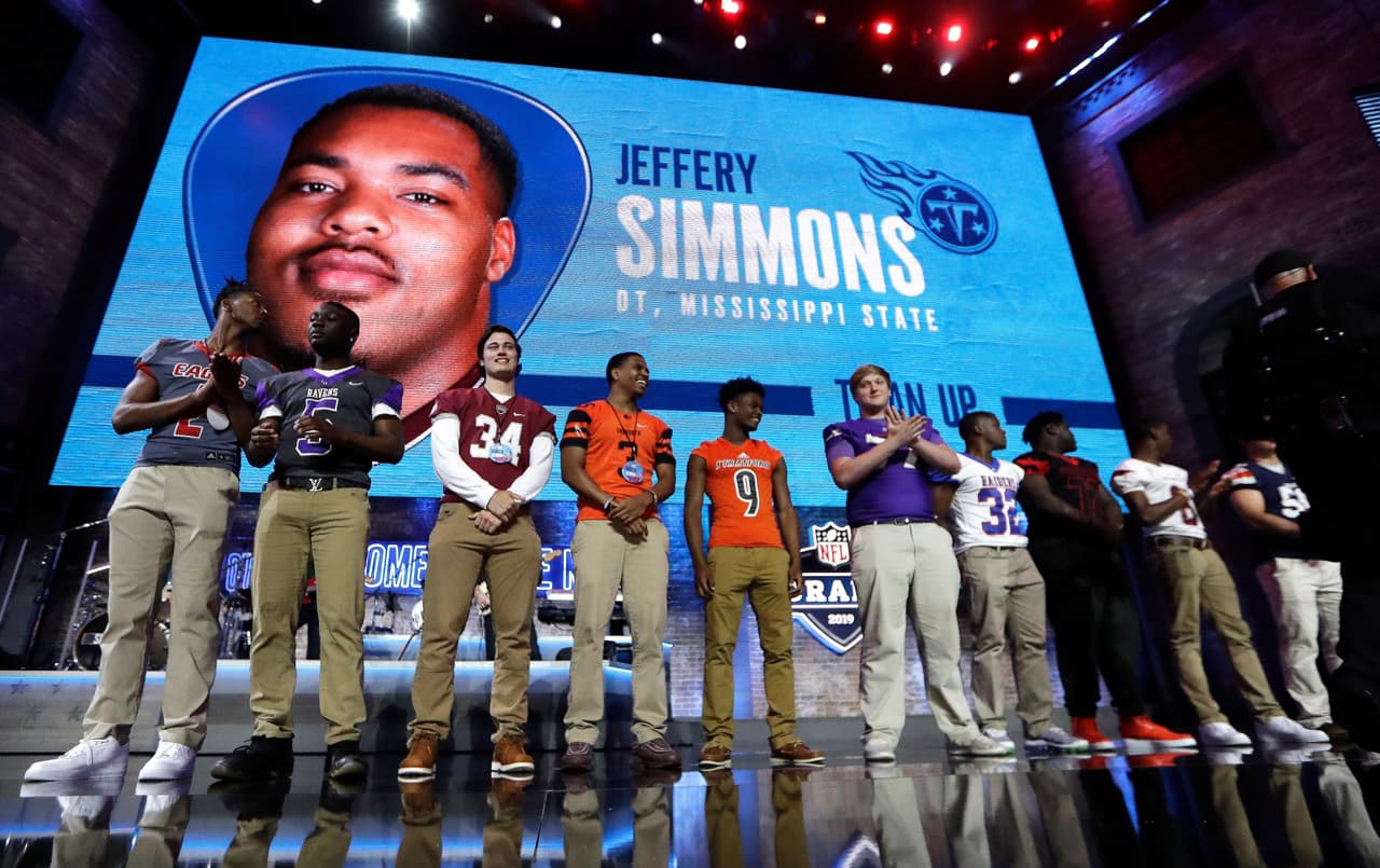 <b>19) Jeffery Simmons (Mississippi State)</b>. Jugadores de las preparatorias de Tennessee anunciaron al lado del comisionado la selección de los Tennessee Titans al tacle defensivo de los Bulldogs.