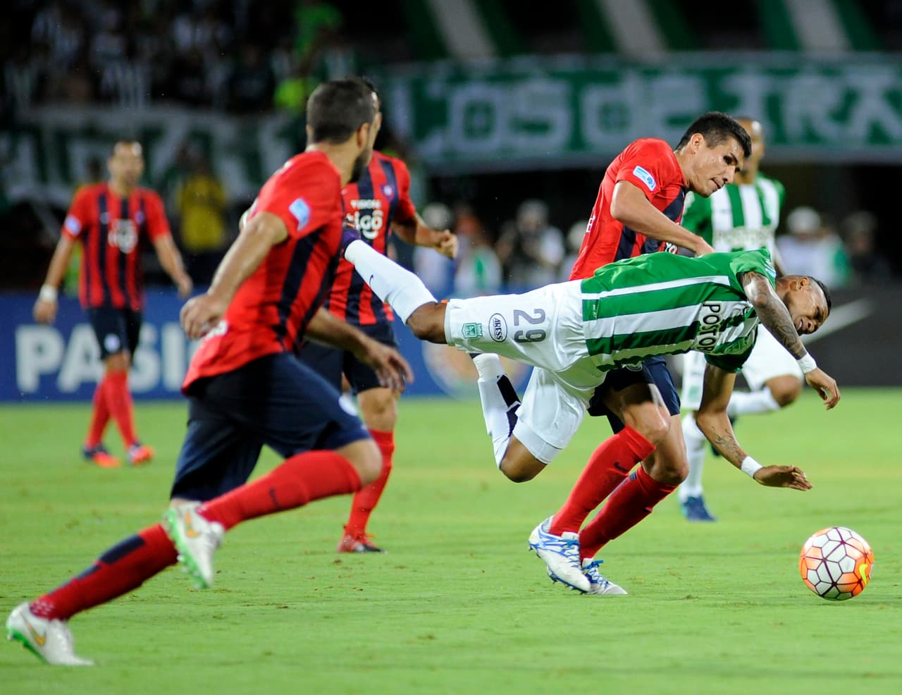 Sin embargo, tuvo que luchar para poder salir de San Andrés Islas, su lugar de nacimiento, junto a su hermano Angelo, también futbolista pero en el Deportes Tolima.