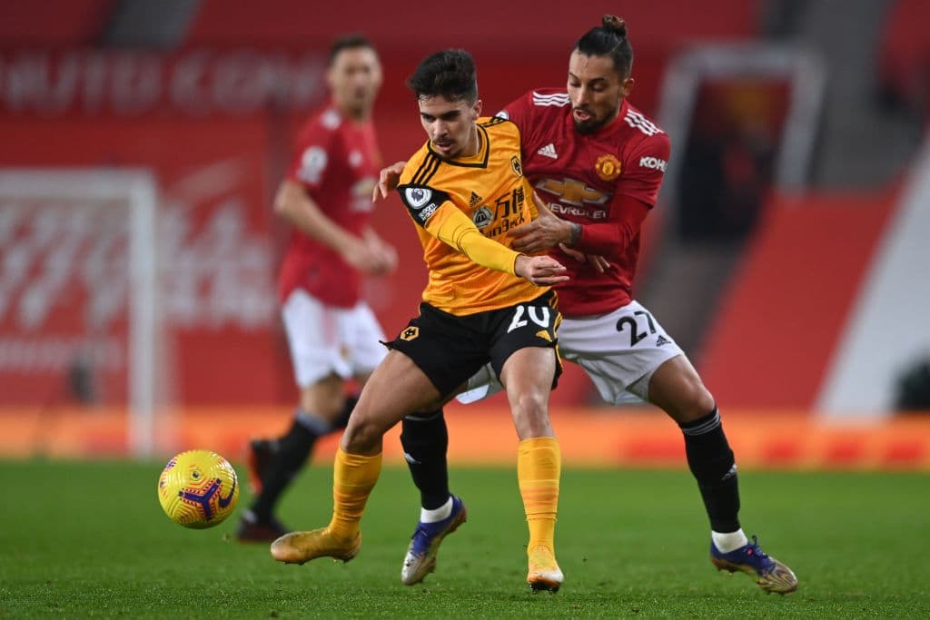 Con gol al minuto 93 de Marcus Rashford, el Manchester United se llevó la victoria sobre el Wolverhampton. El equipo visitante, sin Raúl Jiménez, no logró anotar y así los 'Red Devils' se colocan en segunda posición de la tabla sólamente a dos puntos del Liverpool en la Premier League.