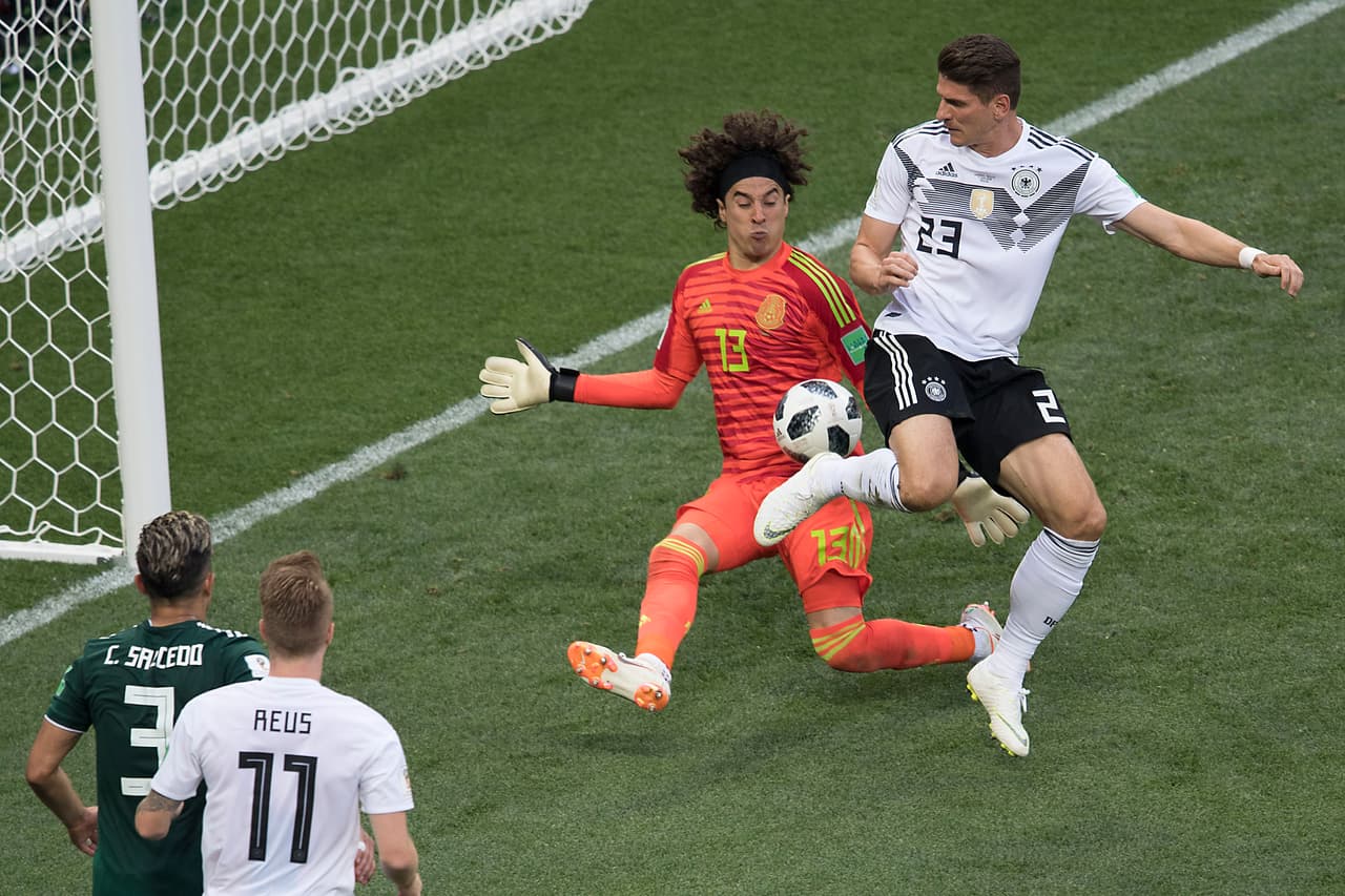 Memo Ochoa ataja un remate a boca jarro de Mario Gomez en la victoria de México 1-0 sobre Alemania.