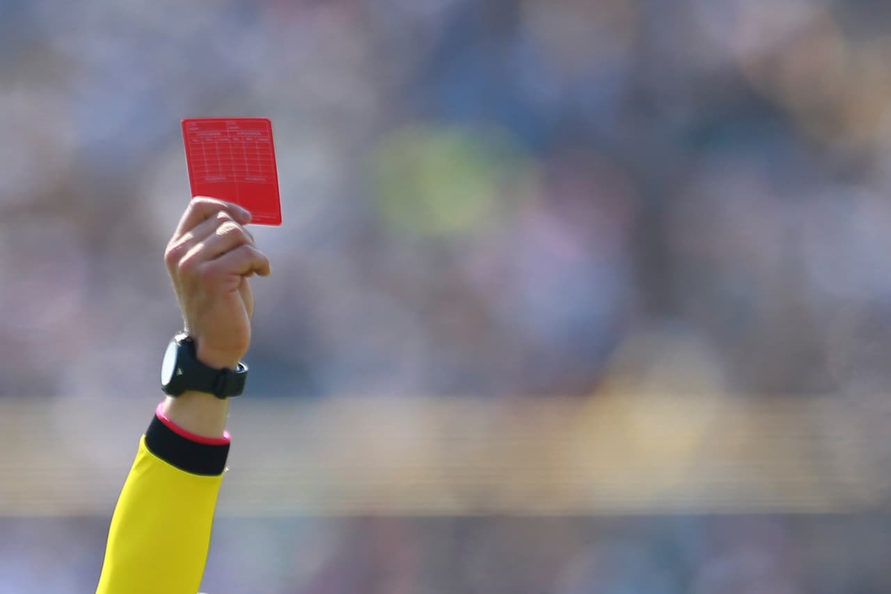 FIFA inhabilita de por vida a árbitro ghanés que influyó en el resultado de un partido