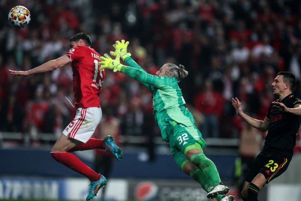 Ajax y Benfica se van con empate tras partidazo en el partido de ida en Octavos de Final en la Champions League. Dusan Tadic y Sebastien Haller anotaron para la escuadra holandesa, mientras que Roman Yaremchuk y también Sebastien Haller sumaron para los locales. Edson Álvarez fue titular durante el encuentro.