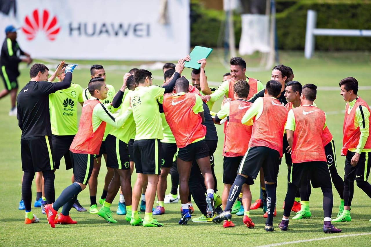 El técnico del América cumplió 65 años y en las instalaciones del club le cantaron las famosas ‘Mañanitas’ y se llevó un pastelazo por parte de todos los jugadores, así como la clásica ‘fila india’.