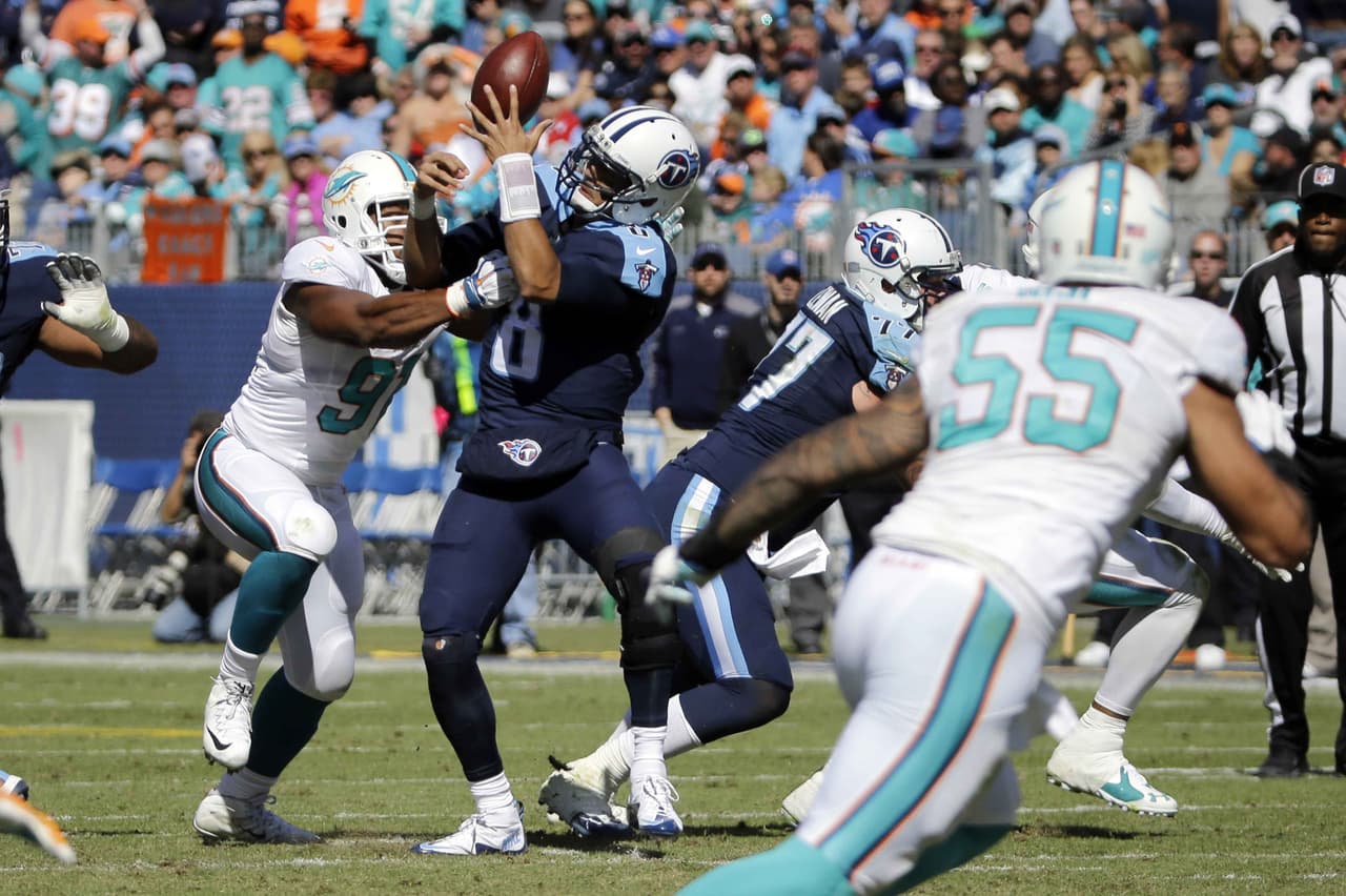 Cameron Wake capturó cuatro veces a Marcus Mariota para llevar a los Dolphins al triunfo 38-10 sobre los Titans en el debut del head coach interino Dan Campbell.