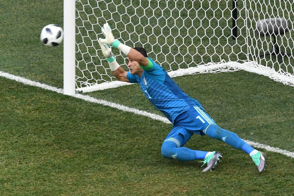 El egipcio Essam El Hadary se convirtió con 45 años en el jugador con más edad en un Mundial. Para añadirle algo más a su historia, atajó penalti contra Arabia Saudita, en la derrota de Egipto 2-1.