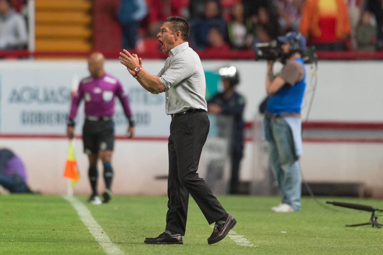 Ignacio Ambriz fue auxiliar técnico de Javier Aguirre en el Osasuna y en el Atlético de Madrid. Ha sido técnico de San Luis, Chivas, Querétaro, América y actualmente es el mandamás en Necaxa.