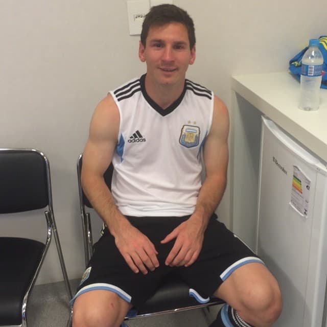 Durante el Mundial de Brasil 2014, Messi sin barba y con pelo corto en un control antidopaje.