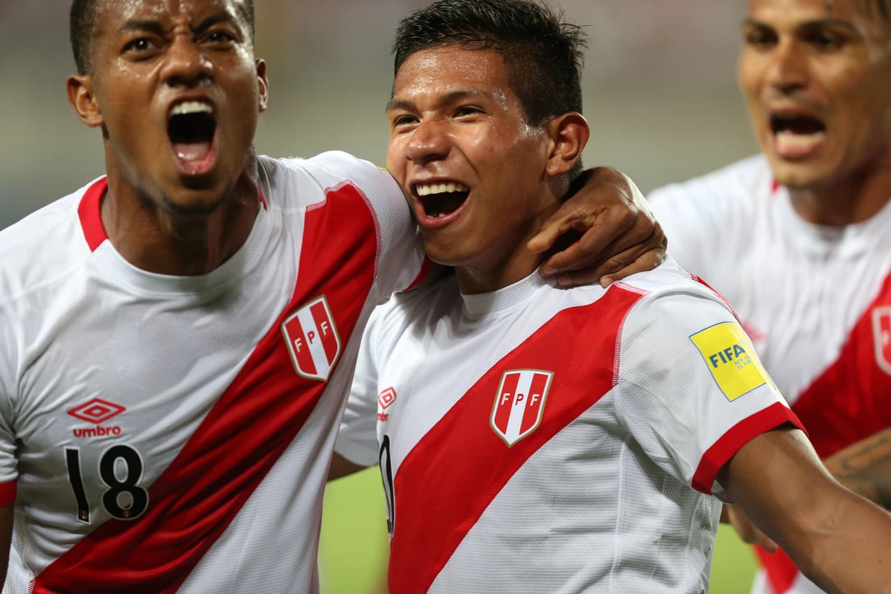 Perú celebró una sufrida victoria 2-1 contra Uruguay en la fecha 14 de la eliminatoria de la Conmebol, con lo que se mantiene vivo en la lucha por un cupo para Rusia 2018.