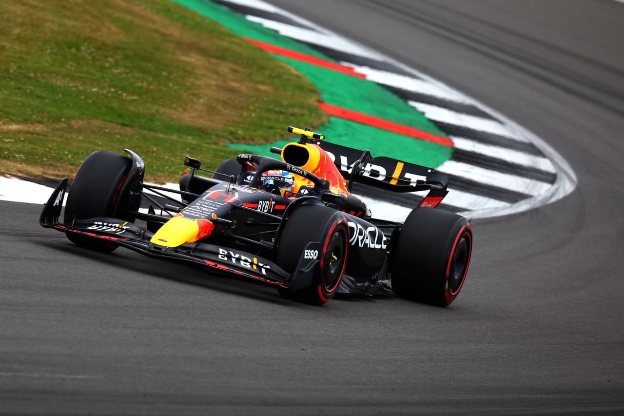 La pista mojada era complicada para todos los pilotos, especialmente de las curvas.