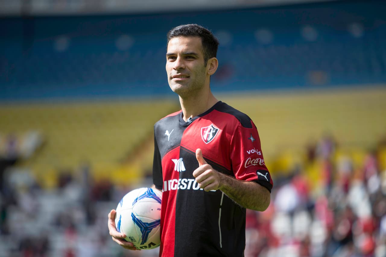 Después de casi 17 años, Rafael Márquez vuelve a vestir la camiseta que lo vio nacer como futbolista profesional en un torneo oficial de la ahora llamada Liga MX.