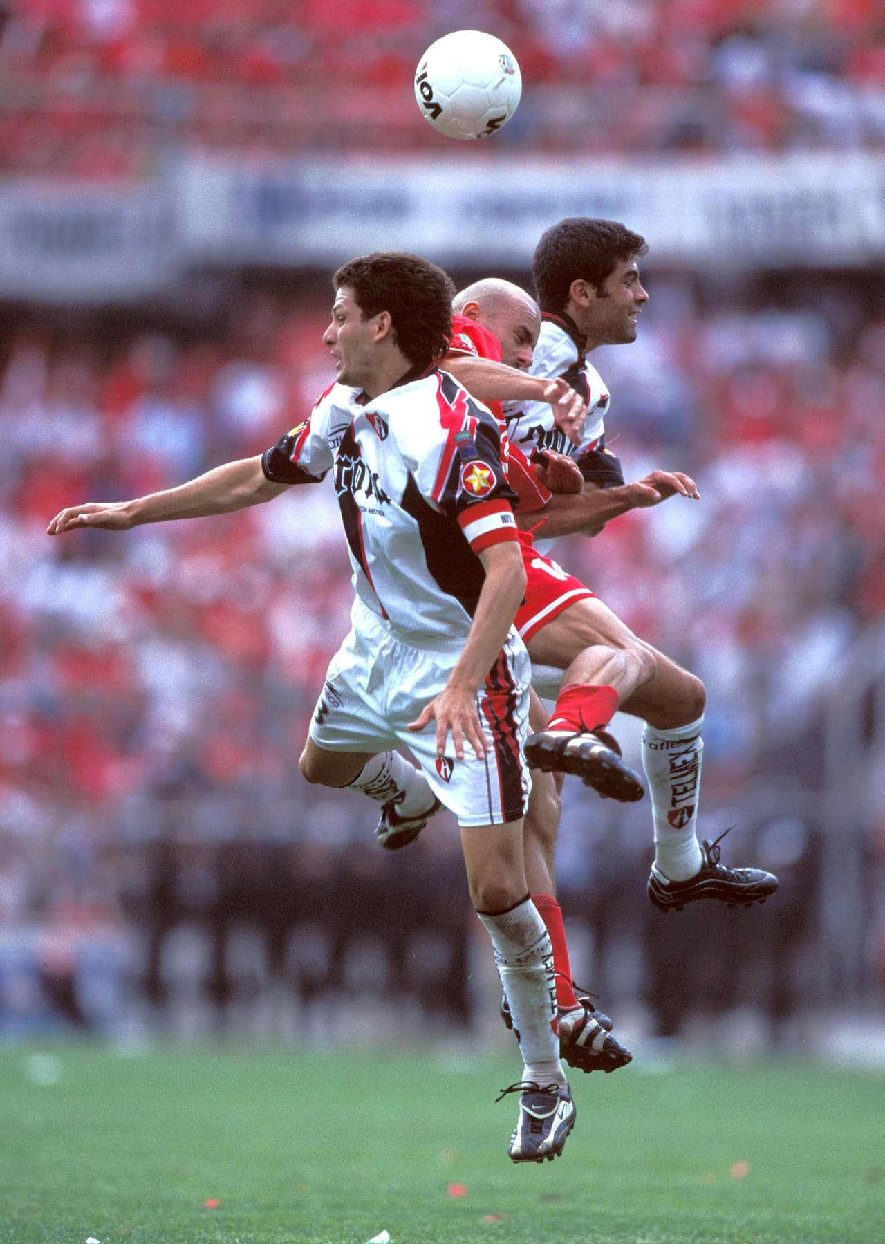 Desde sus primeras actuaciones se destacó por ser un jugador de excelente toque de pelota, virtud que hasta el momento lo acompaña y lo llevó a Francia con tan solo 20 años de edad.