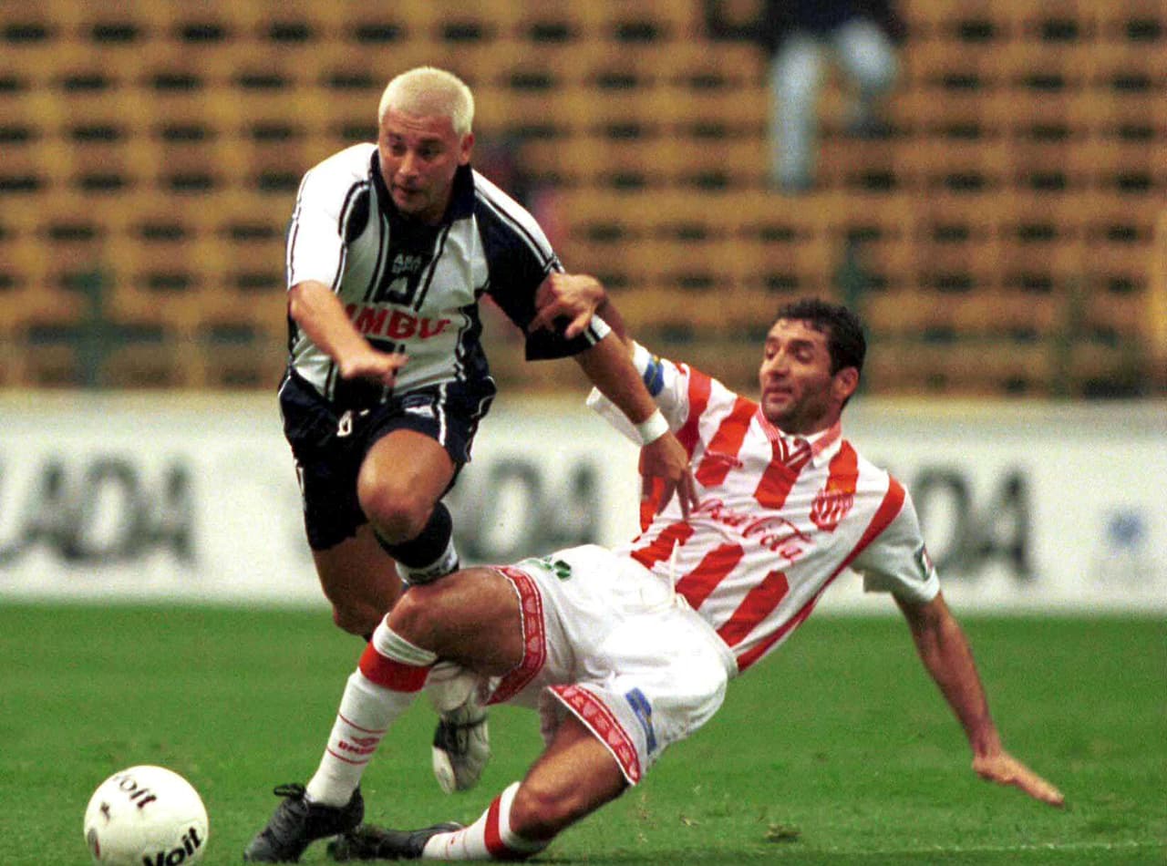 Otros a quienes también enfrentó, ahora lo verán desde el banquillo como el caso de Antonio Mohamed quien jugó para el desaparecido Toros Neza y Monterrey o el propio Ignacio Ambriz DT de América quien en ese entonces jugaba con Celaya y posteriormente con Puebla.