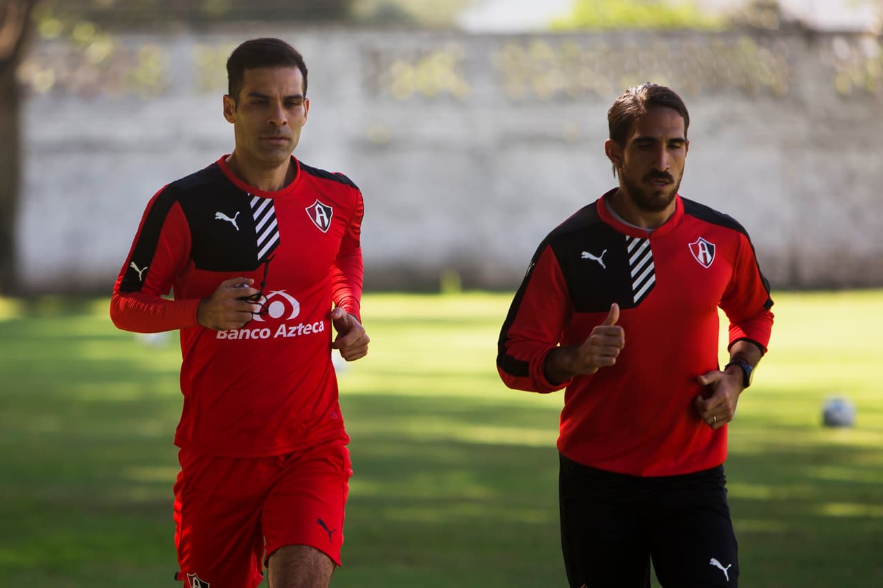 Con la jerarquía que le da la experiencia y el talento que aún tiene en sus pies, volveremos a ver a Rafa jugando para el equipo de sus amores en el Clausura 2016.