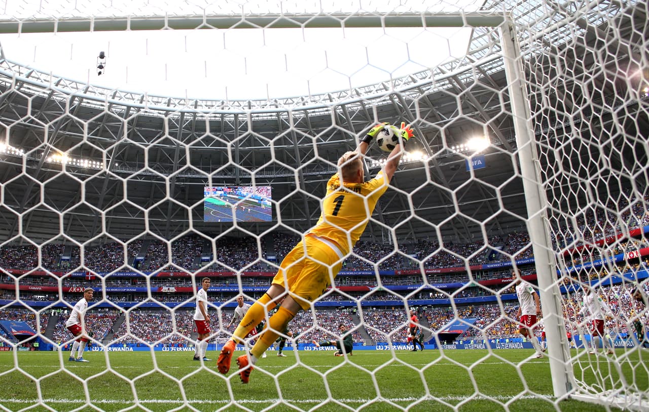 Al fina, Kasper Schemeichel tuvo que exigirse más de lo que hubiese pensado para dejar el empate por 1-1 en Samara.