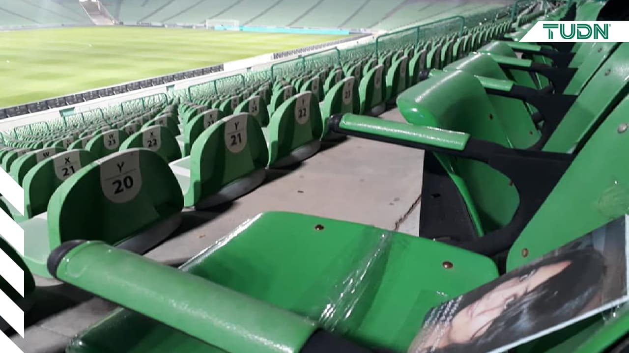 Marido homenajea a su esposa fallecida en el Santos-Chivas