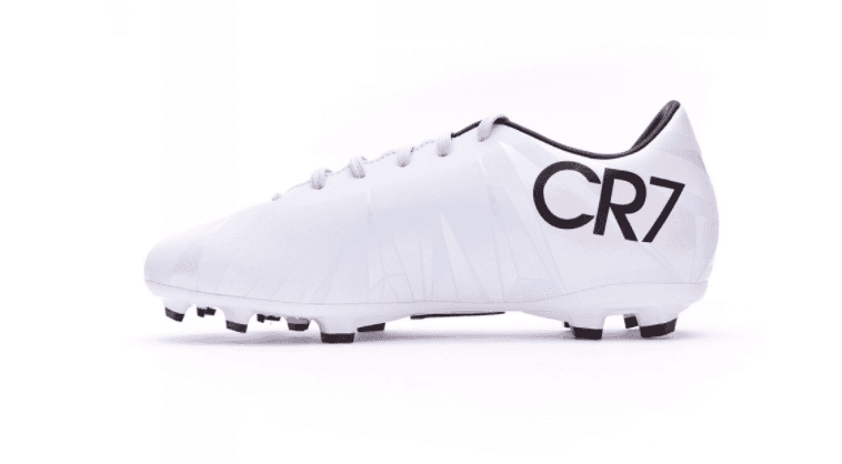 Quizá el diseño más elegante de Cristiano. El color hace referencia al Real Madrid y conmemora la llegada de CR7 al club de su infancia con la frase 'El sueño del niño'.