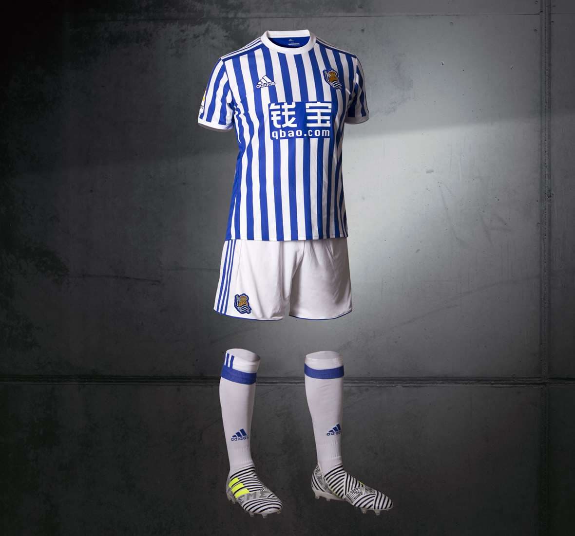 Entre la afición vasca no han caído muy bien las nuevas equipaciones. De la titular alegan que el modelo clásico, original, es con solo 3 franjas gruesas azules y 2 o 4 blancas.