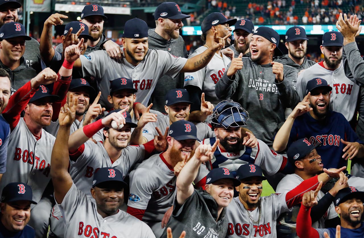 Boston Red Sox repartió su botín entre 66 jugadores y cada uno recibió 416 mil dólares, un poco menos de los 438 mil que recibieron menos integrantes del anterior campeón, Houston Astros.