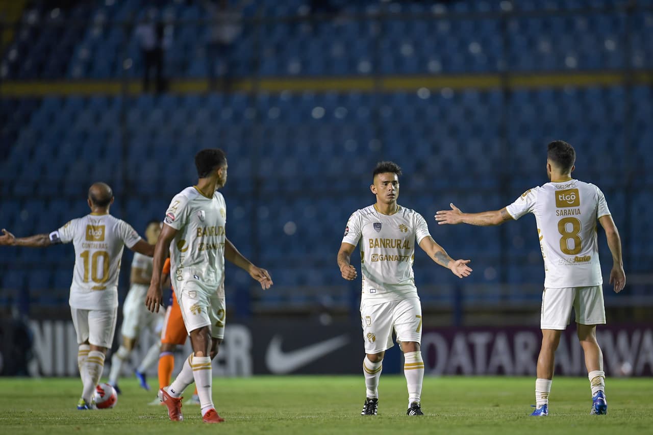 A momentos del descanso, Andrés Lezcano robó el balón en tres cuartos de cancha del NYC, se enfiló al arco y remato de forma potente para el 1-1 que daba esperanza.