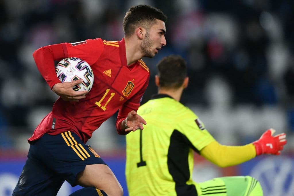 De último minuto, España se impone ante Georgia y se van con 2-1 durante la segunda fecha de eliminatoria rumbo al Mundial de Catar 2021. Kvaratskhelia marcó el primer tanto del encuentro, pero fueron Ferrán Torres y Dani Olmo que salvaron el resultado y victoria para la escuadara española.